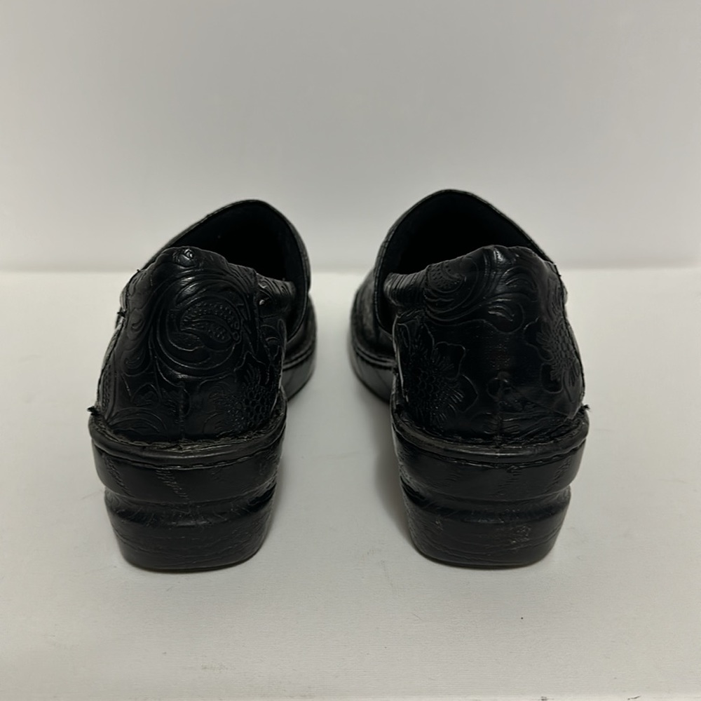 B.O.C Born Peggy Tooled Leather Look Clogs Embossed Paisley Black Women Size 9.5 - Picture 5 of 8